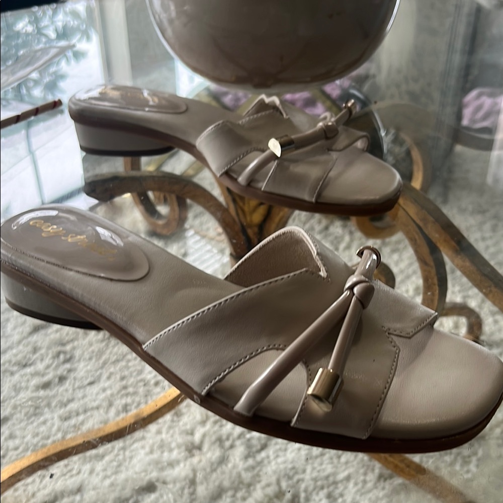 Easy Street Cream Sandals with Open Toe Design and Decorative Bow sz 8